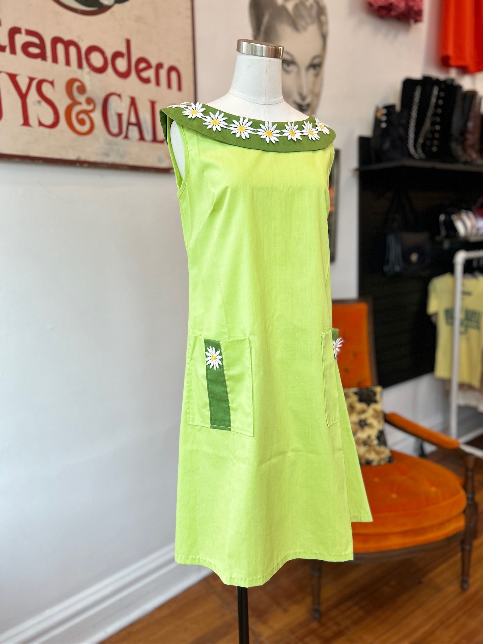 Sweet 60’s Lime Green Dress w/Daisies