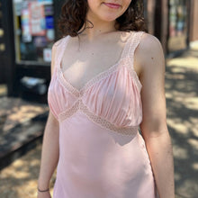 Load image into Gallery viewer, Pink 40’s Nightgown
