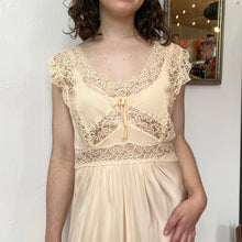 Load image into Gallery viewer, 1940’s Peach Nightgown
