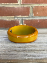Load image into Gallery viewer, Two-Tone Yellow Gold Hinged Bakelite Bangle
