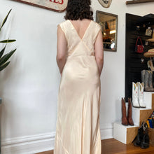 Load image into Gallery viewer, 1940’s Peach Nightgown
