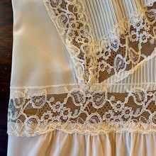 Load image into Gallery viewer, 1940’s Peach Nightgown

